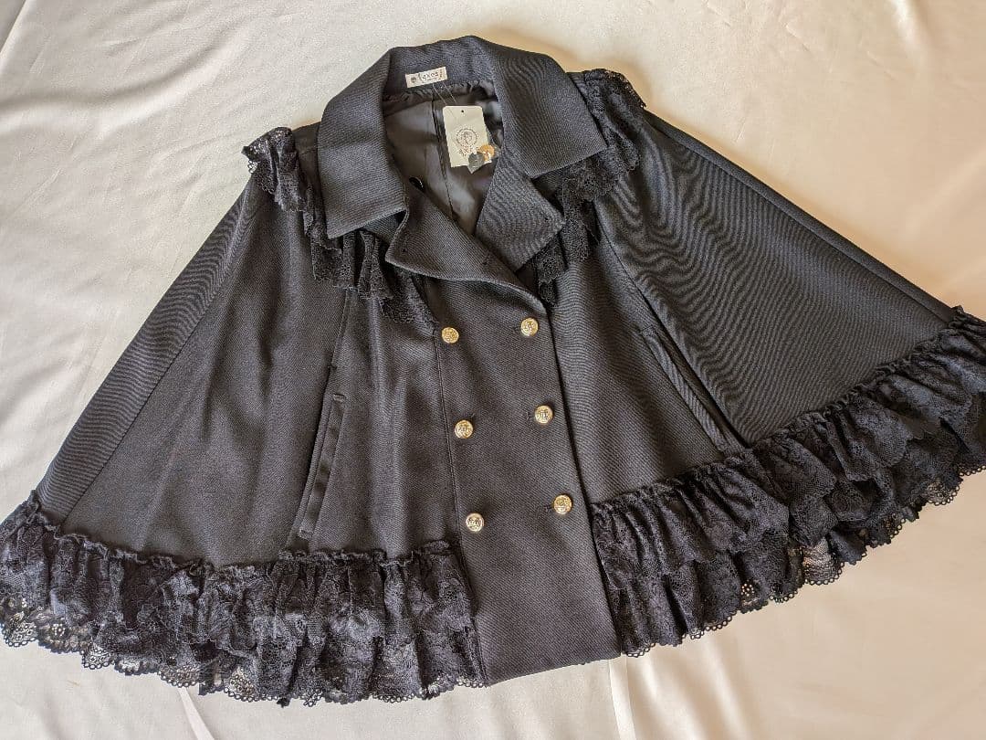 【新品タグ付】axes femme『リボン付レースフリルコート』Fサイズ　黒色