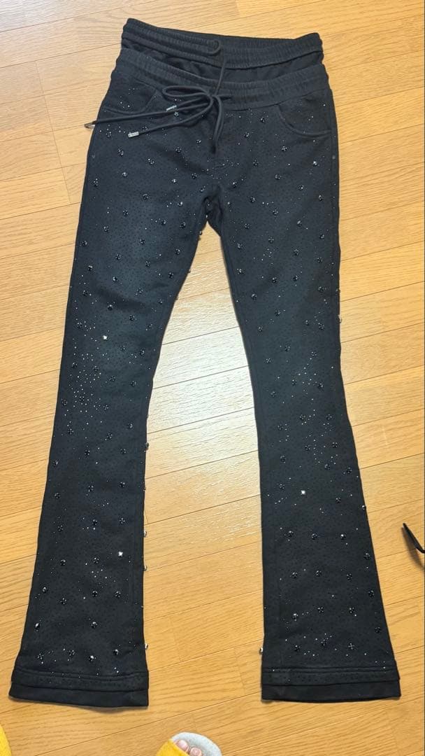 GUAPI ラインストーン付スウェットフレア 32 リアルくん着用