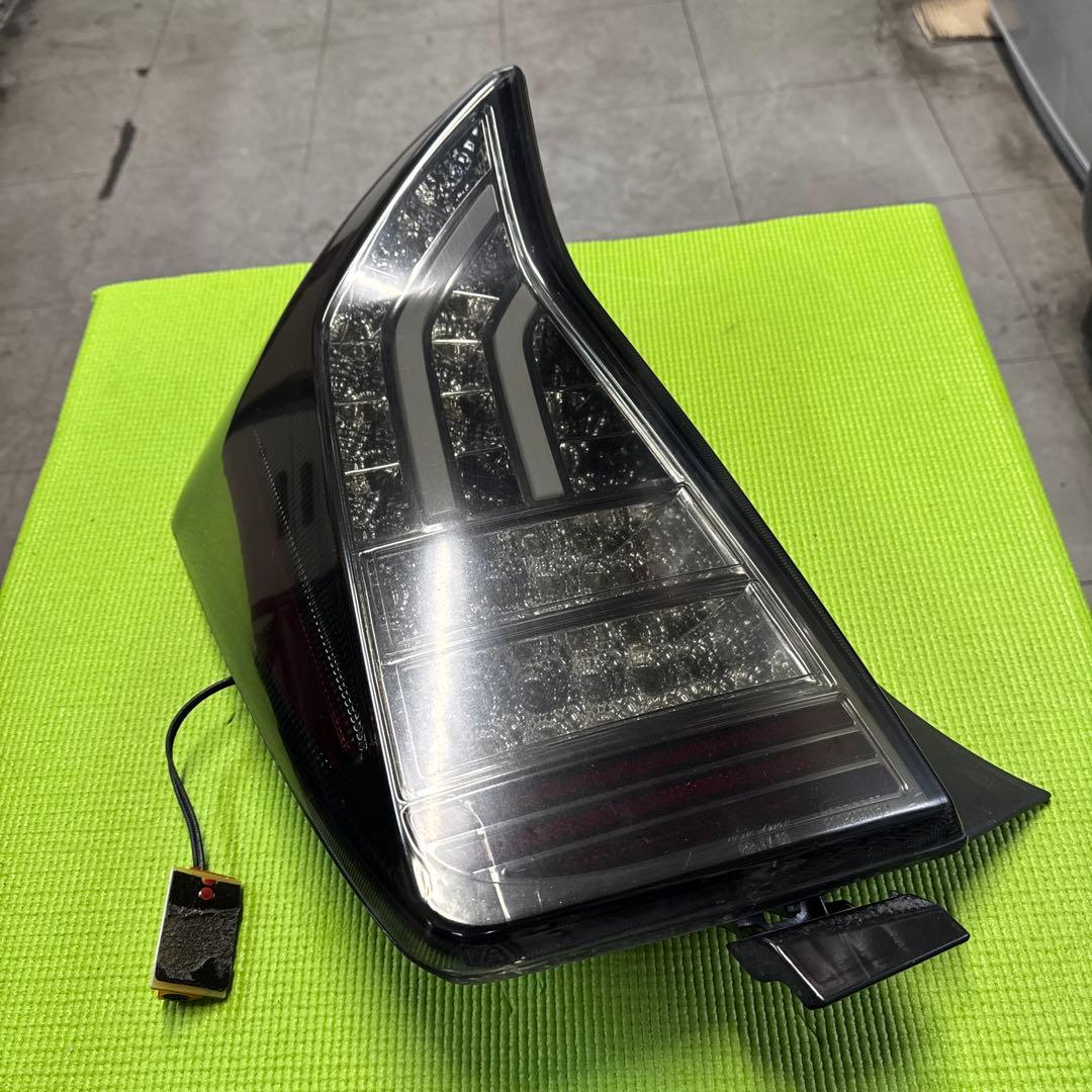 トヨタ　プリウス 30 後期　社外　テールランプ、ライト　左右セット　ジャンク品