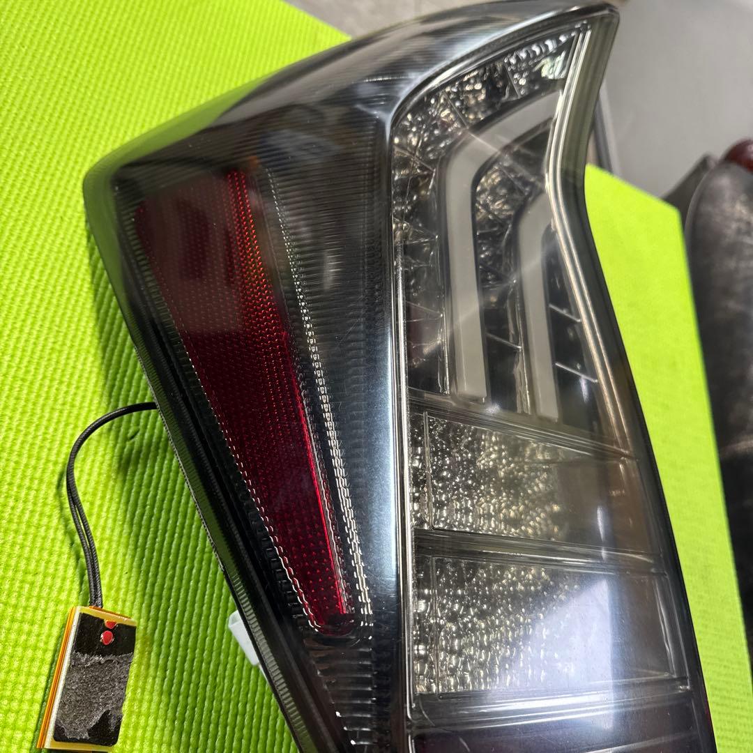 トヨタ　プリウス 30 後期　社外　テールランプ、ライト　左右セット　ジャンク品