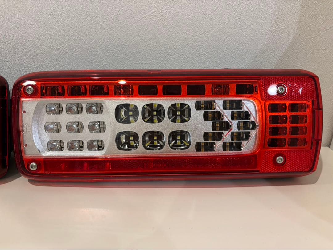 UDトラック　クオン　純正LEDテールランプ　ショートタイプ