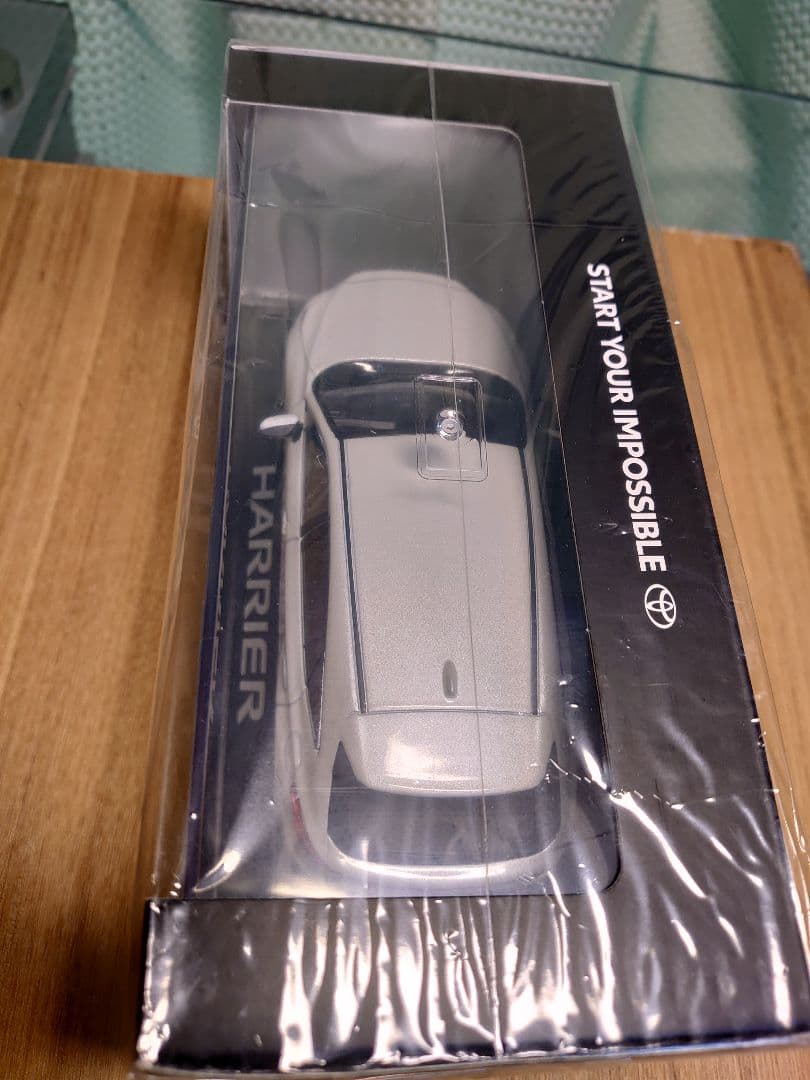 美品【新品】ハリアー　ホワイト　ミニカー　カラーサンプル