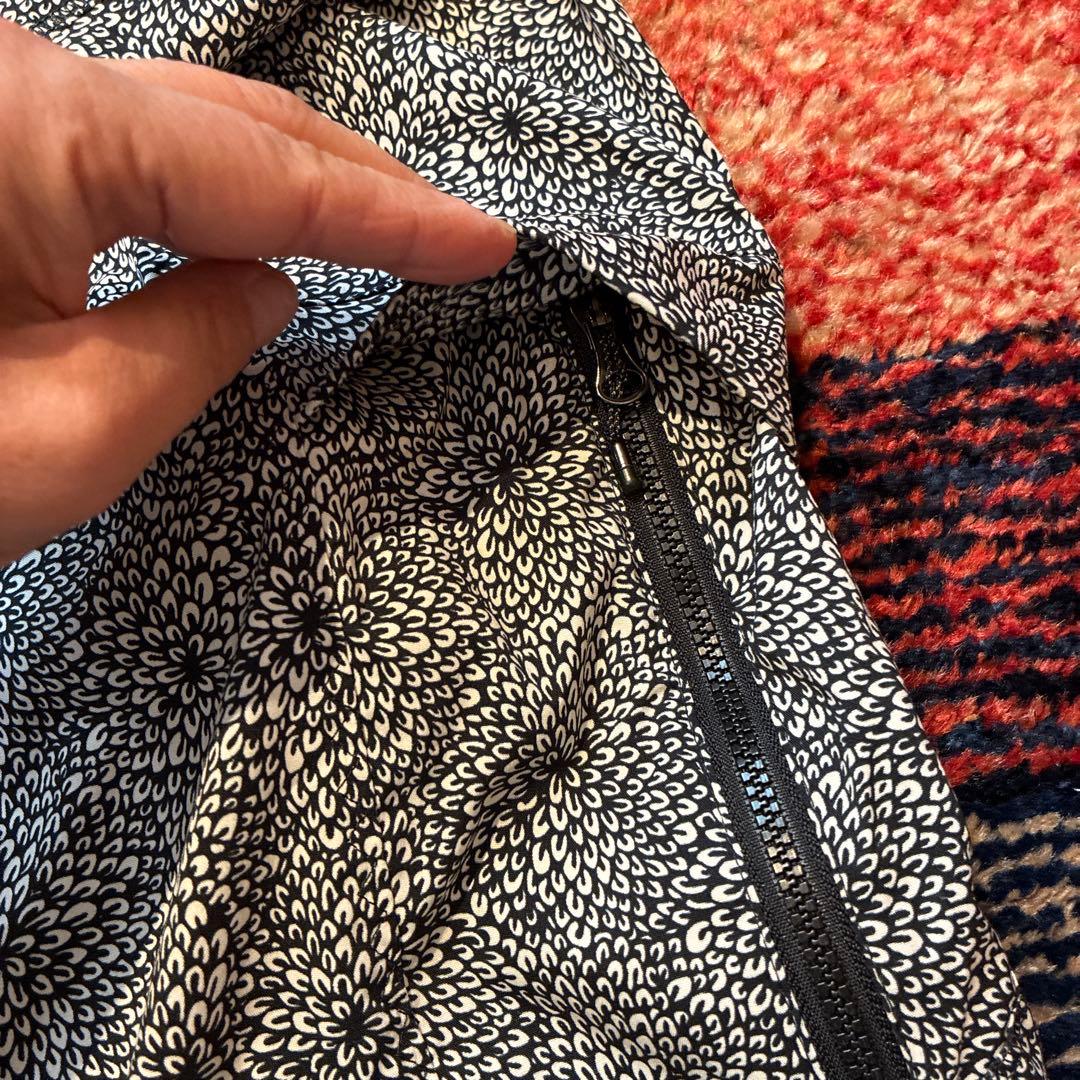 フード付きウィンドブレーカー 白黒パターン