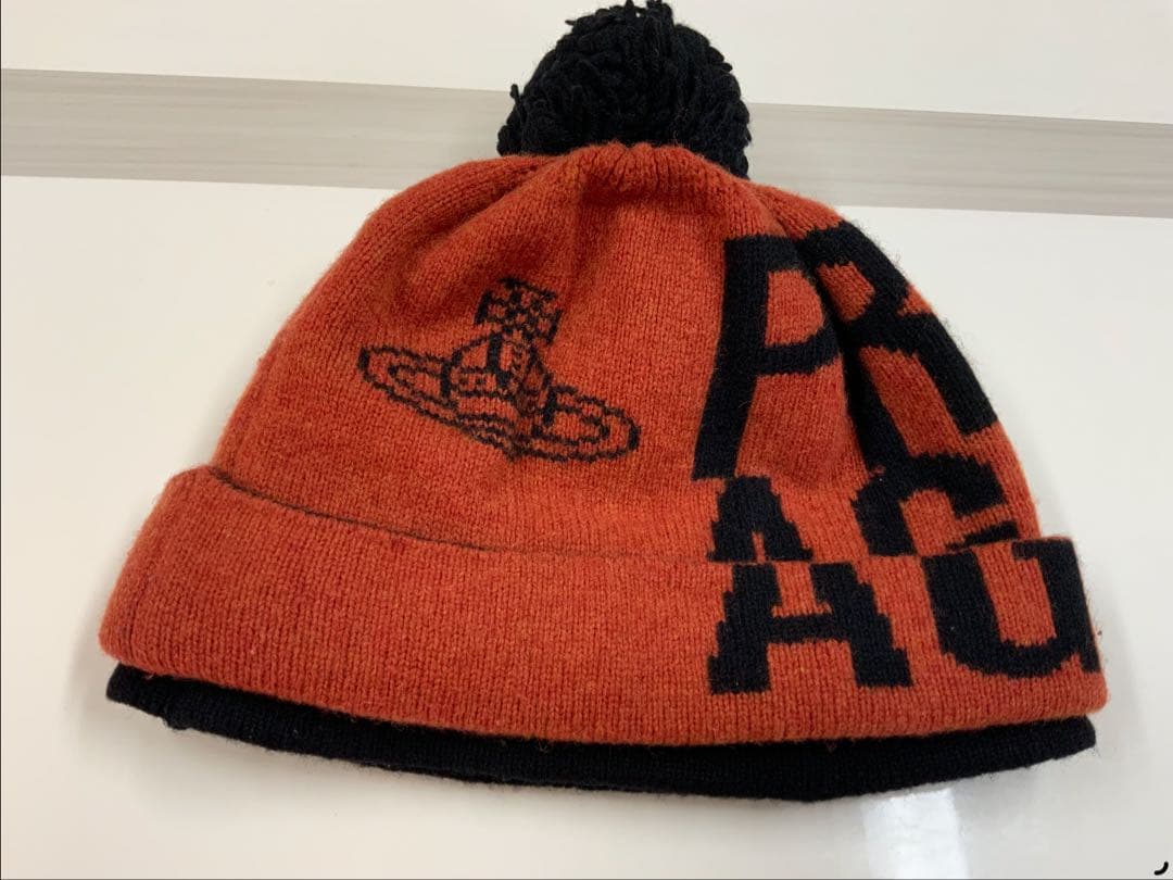 Vivienne Westwood オレンジと黒のポンポン付きニット帽