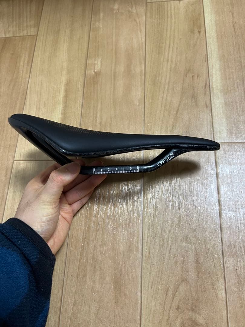 新品 RYET エアロ フルカーボン サドル 軽量