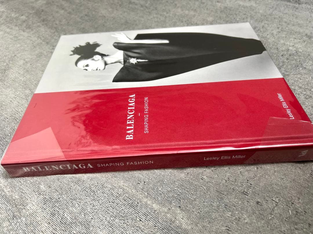 アート・デザイン・音楽 BALENCIAGA SHAPING FASHION