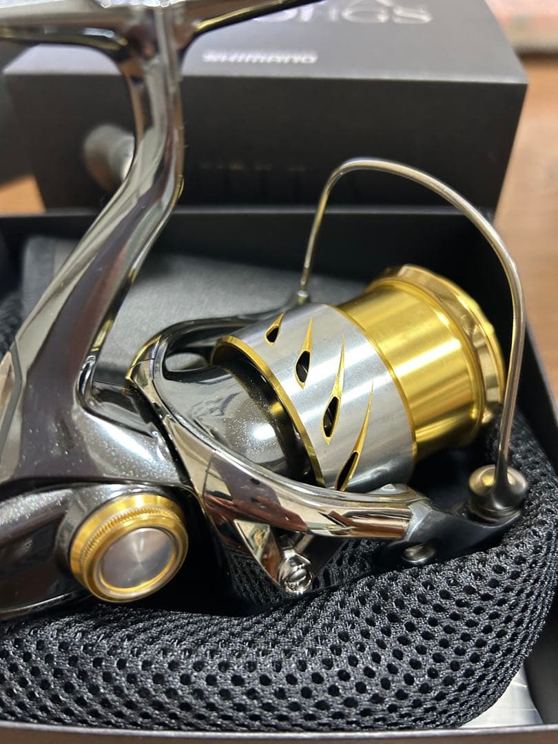 美品　シマノ　14 ステラ2500HGS 新品の替ラインローラー付き