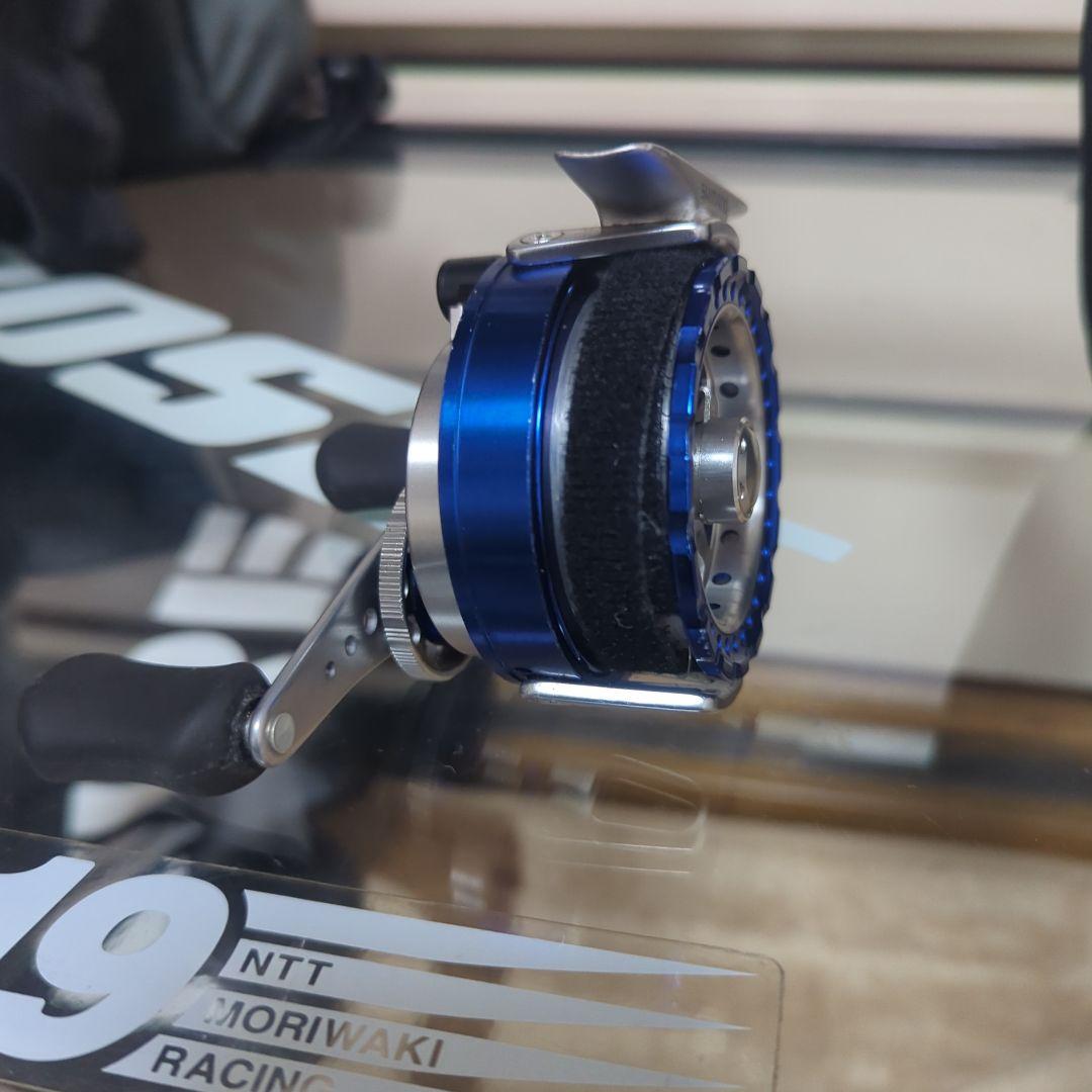 フィッシングリール 青 スプールデザイン ケース付き