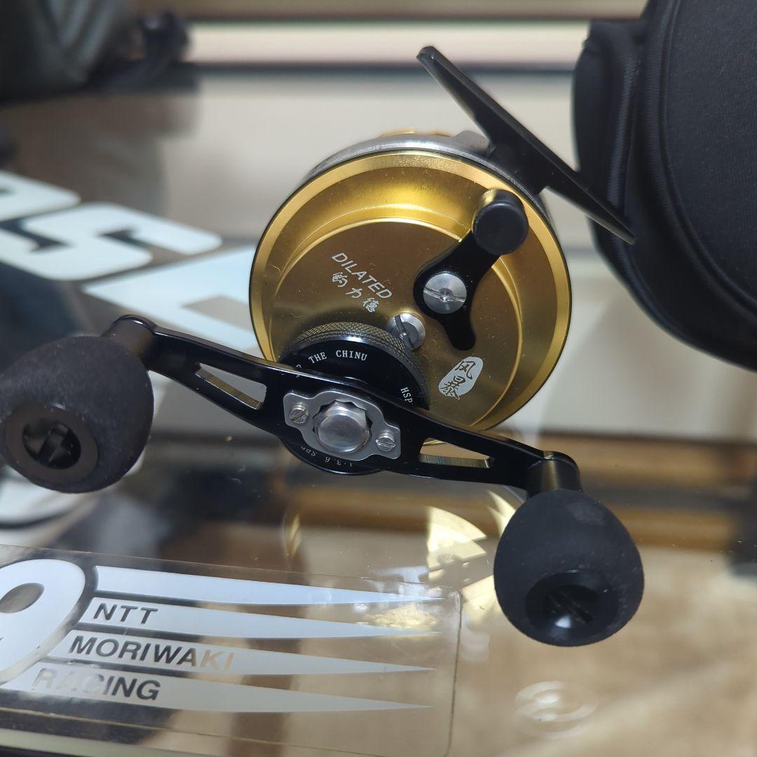 フィッシングリール 青 スプールデザイン ケース付き