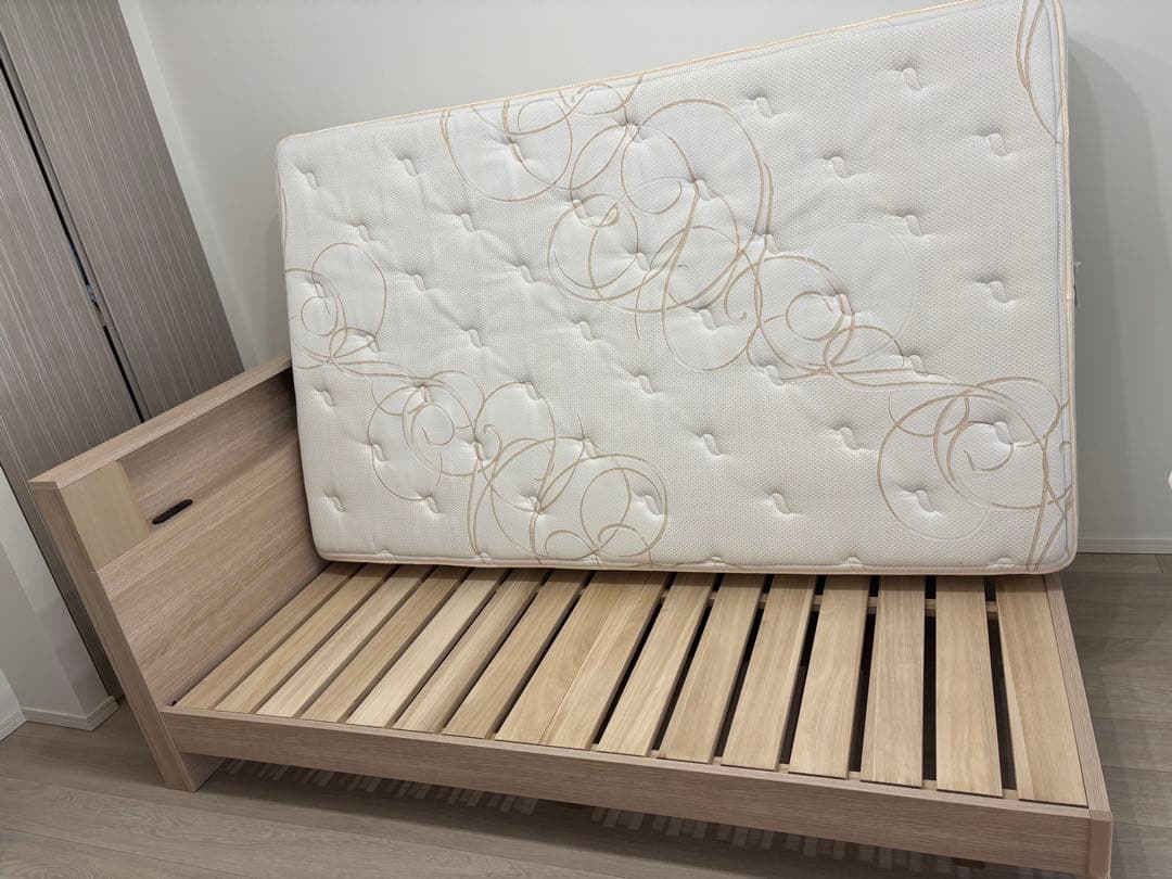 シモンズ　セミダブル　ベッドフレーム