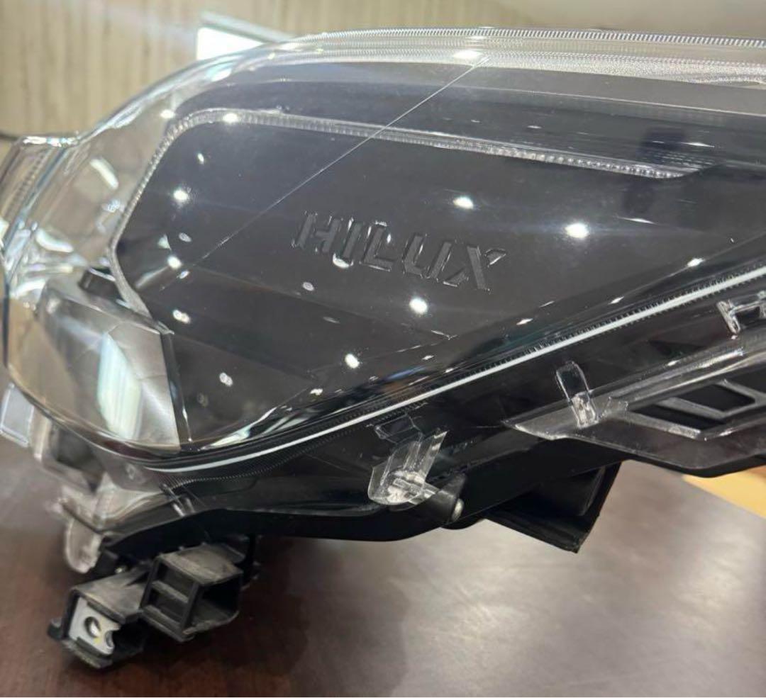 Hilux Gr ヘッドライト中古(左)