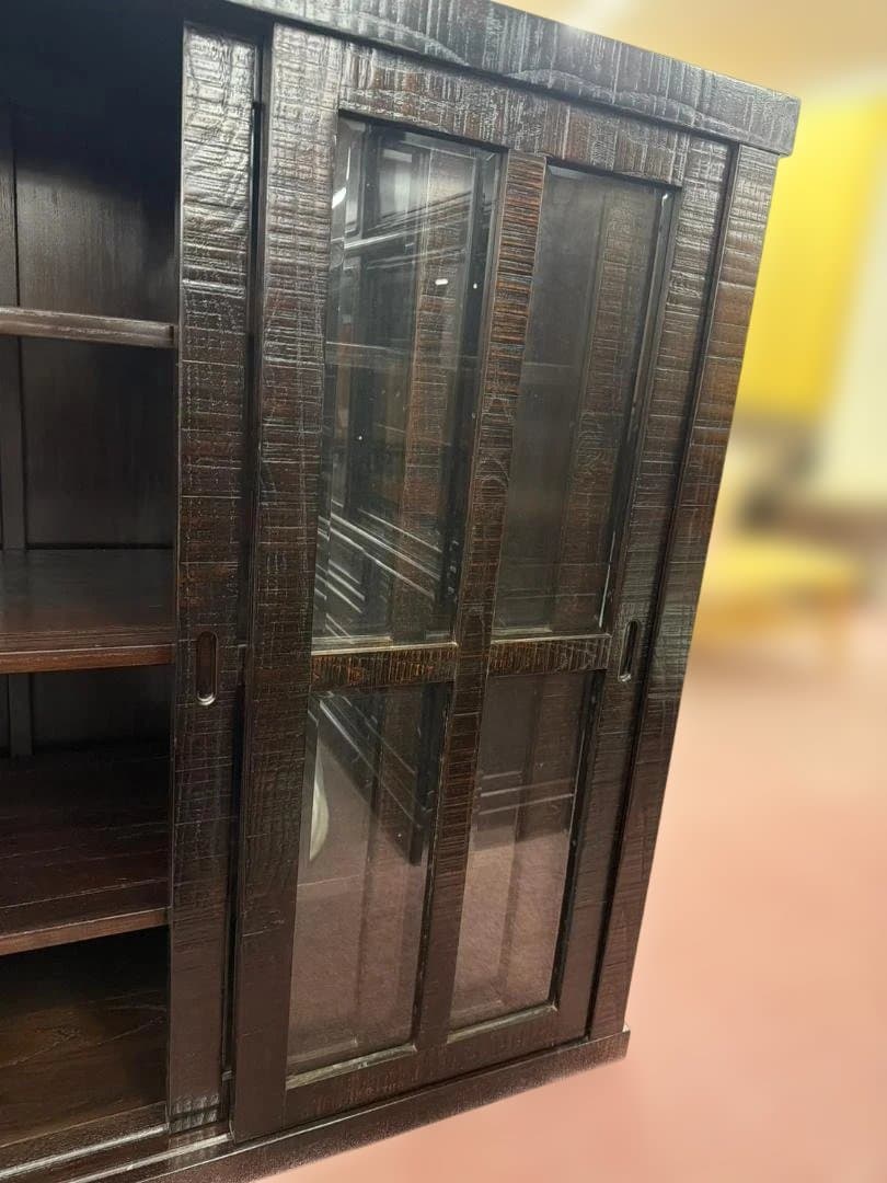 天然木　食器棚　鋸目　のこ目仕上　民芸　引戸　和茶棚　飾り棚　ガラスキャビネット