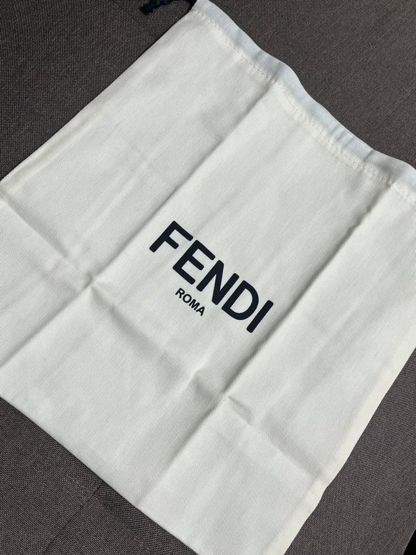 【新品未使用】FENDI ロゴ入りニット帽 ホワイト・ブラウン