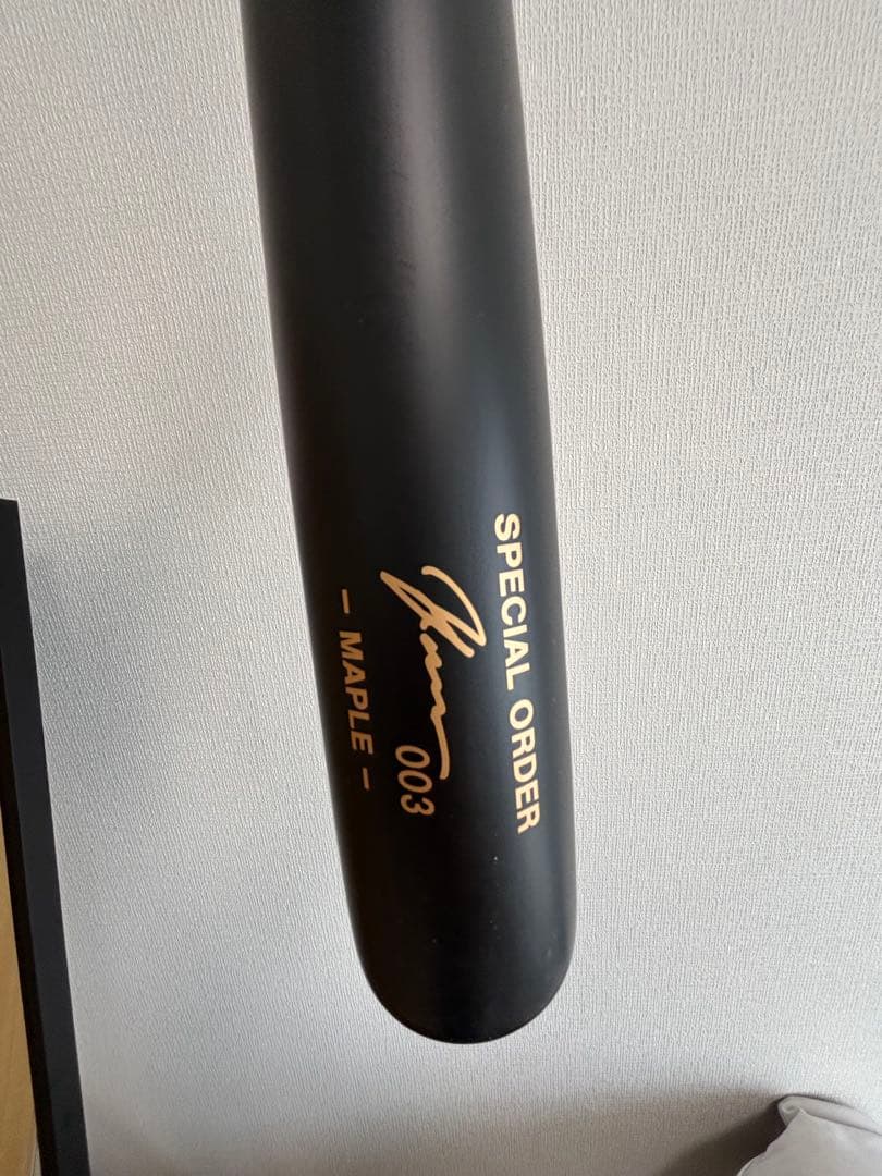 硬式野球バット 黒と赤のグラデーション