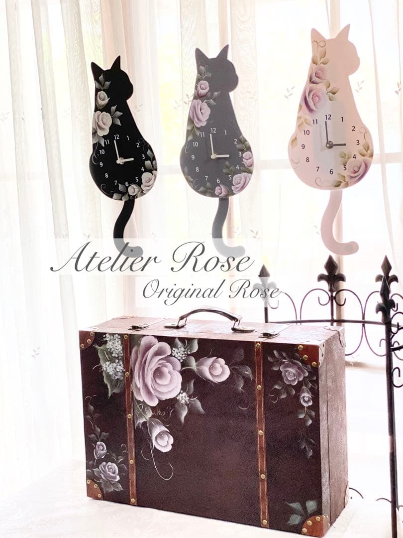 ♡しっぽが揺れる！手描きのバラ　可愛い猫の振り子時計　白猫　ピンクローズ