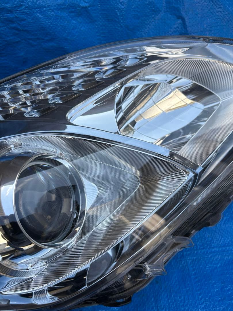 30プリウス 前期　右ヘッドライト