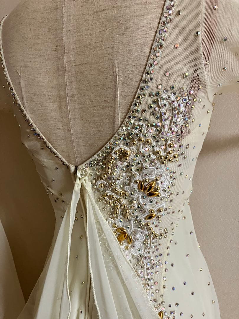 スタンダードドレス　アイボリー色の上品なデモドレス