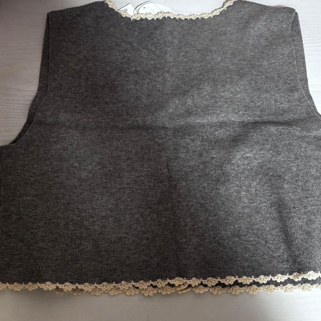 idem イデム グレー 花モチーフ ニットベスト