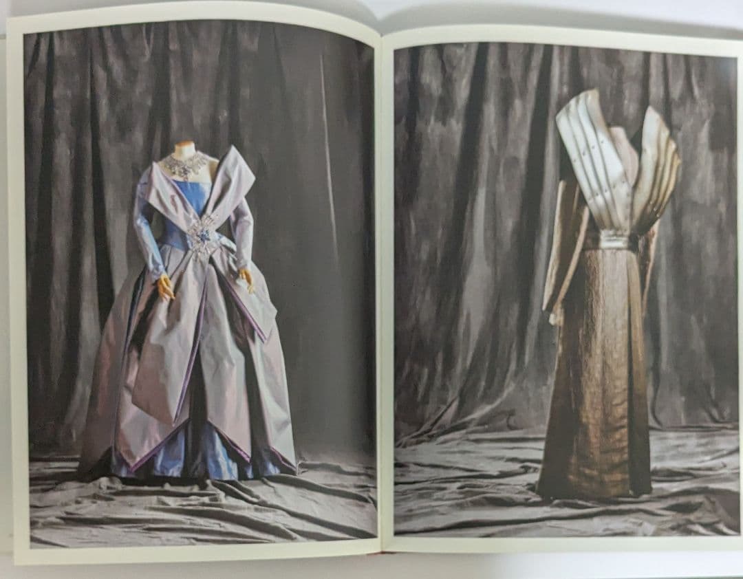 洋書　GLAMOUR　グラマー：コスチュームの魔法の世界