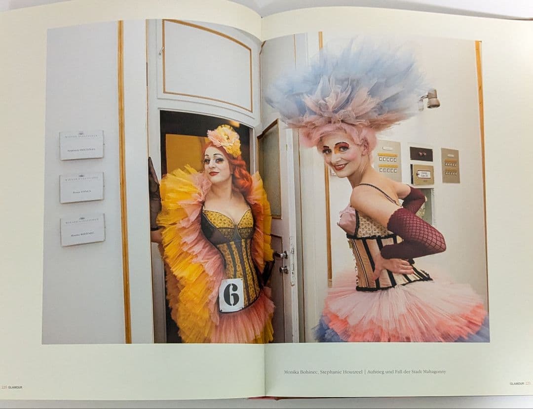 洋書　GLAMOUR　グラマー：コスチュームの魔法の世界