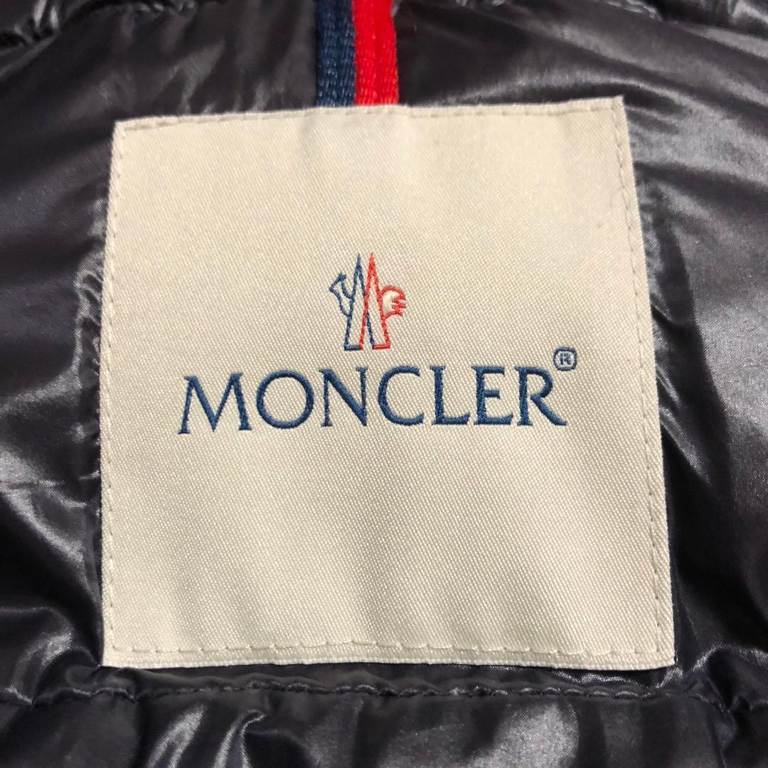 MONCLER モンクレール ダウンベスト パッチ刺繍ロゴ付き