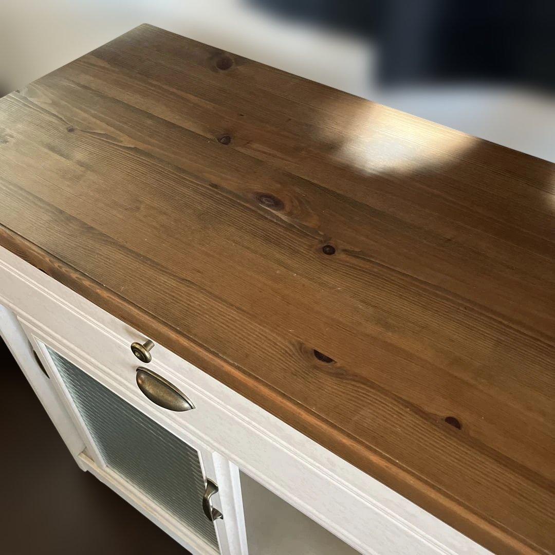 モダン木製キッチンカウンター ガラス扉付き・食器棚