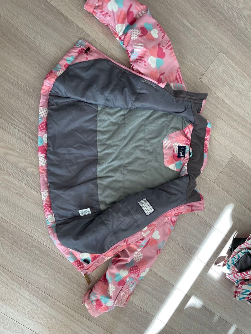 【女の子用】スキーウェアスキーウェア2着、ヘルメット、スノーシューズ