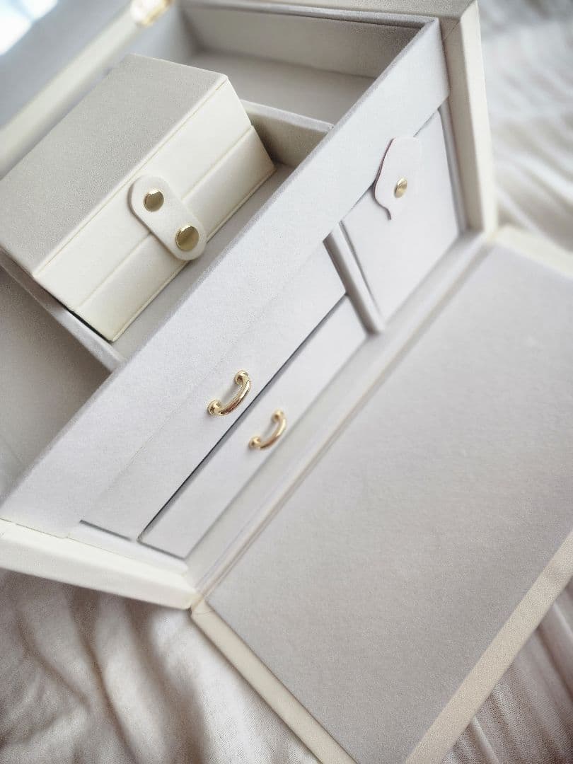 【新品未使用】ホワイト花柄刺繍 アクセサリーケース