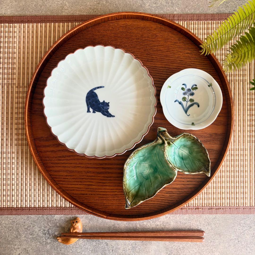 呉須猫皿　4枚　ヘソ天 背伸び猫柄　16cm 取り皿　中皿　手作り　作家　花型