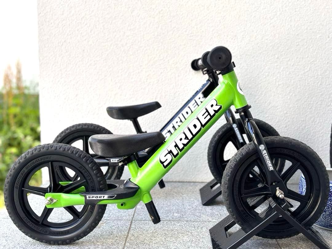 ♦︎2台セット販売♦︎ ストライダー12スポーツ グリーンとブラック ♦︎車輪立て付き