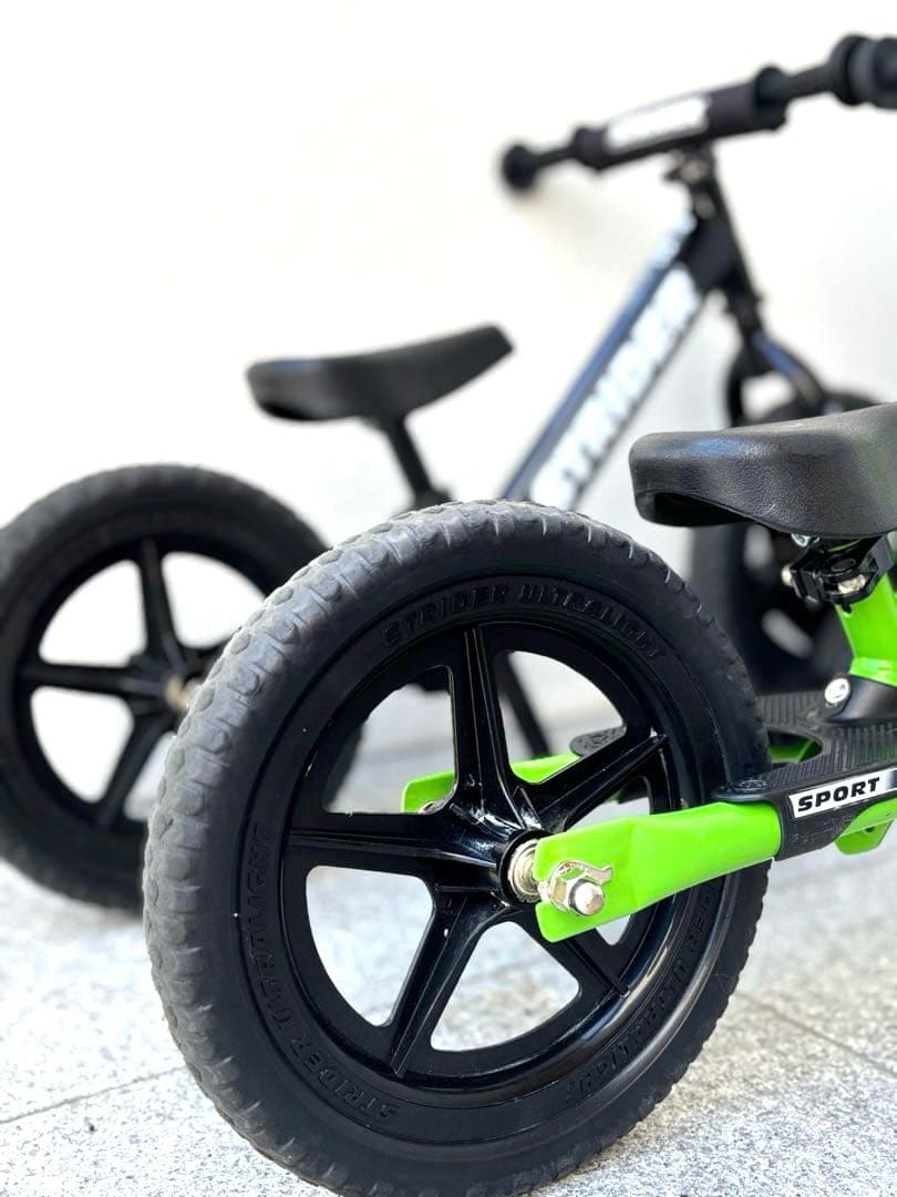 ♦︎2台セット販売♦︎ ストライダー12スポーツ グリーンとブラック ♦︎車輪立て付き