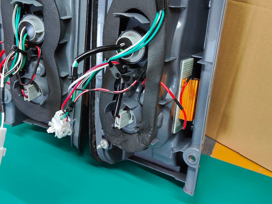 新品 ハイエース テールランプ 純正 左右セット スモーク グラデーション