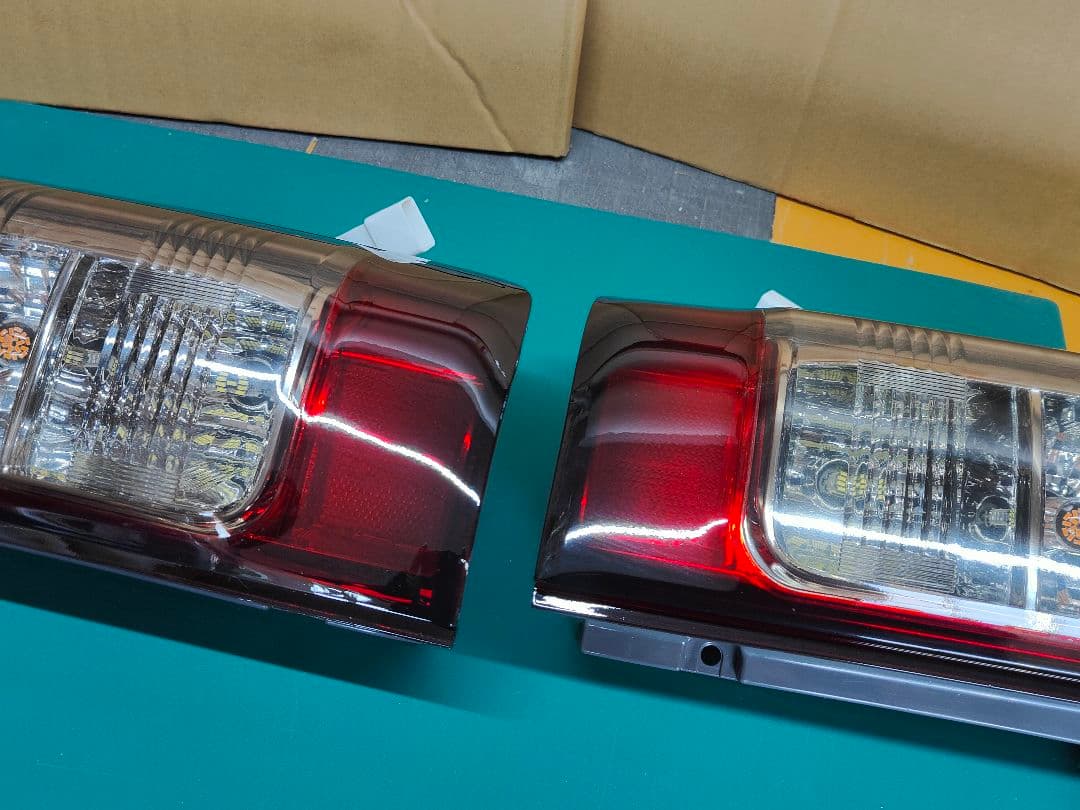 新品 ハイエース テールランプ 純正 左右セット スモーク グラデーション