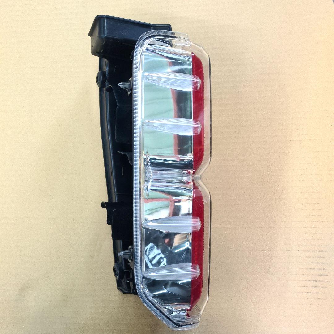 DAIHATSU　ダイハツ　ウェイク　左テールランプ