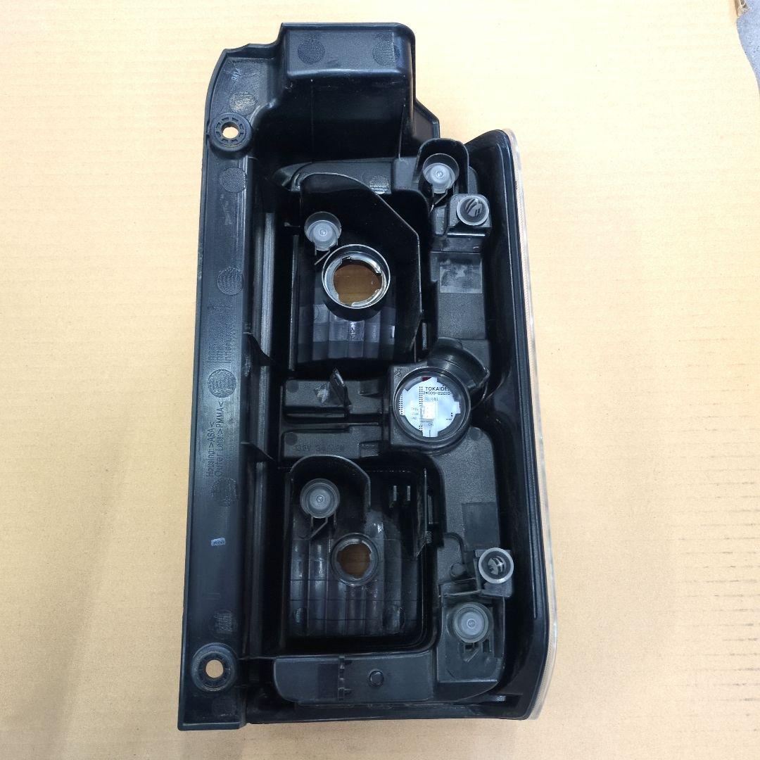 DAIHATSU　ダイハツ　ウェイク　左テールランプ