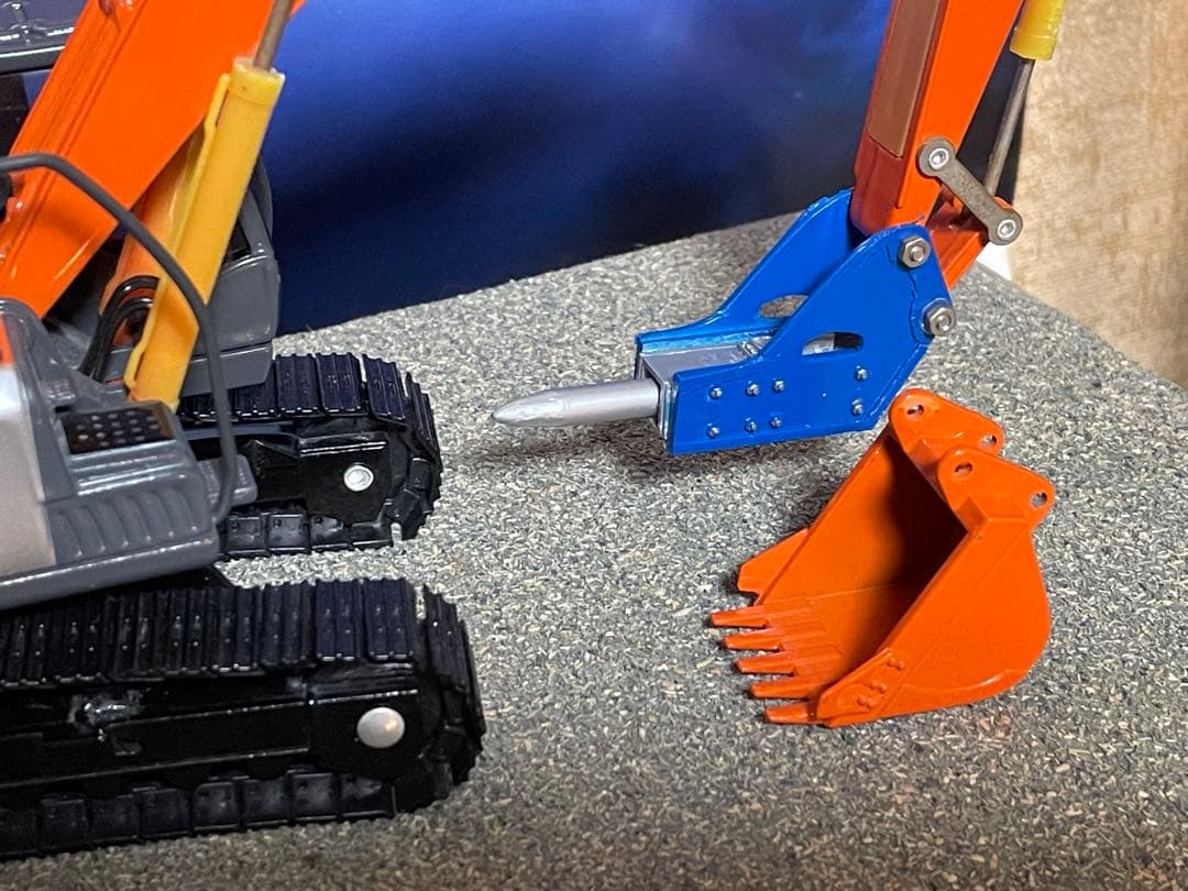 HITACHI ZAXIS 200ミニチュア ブレーカーと標準バケット付き