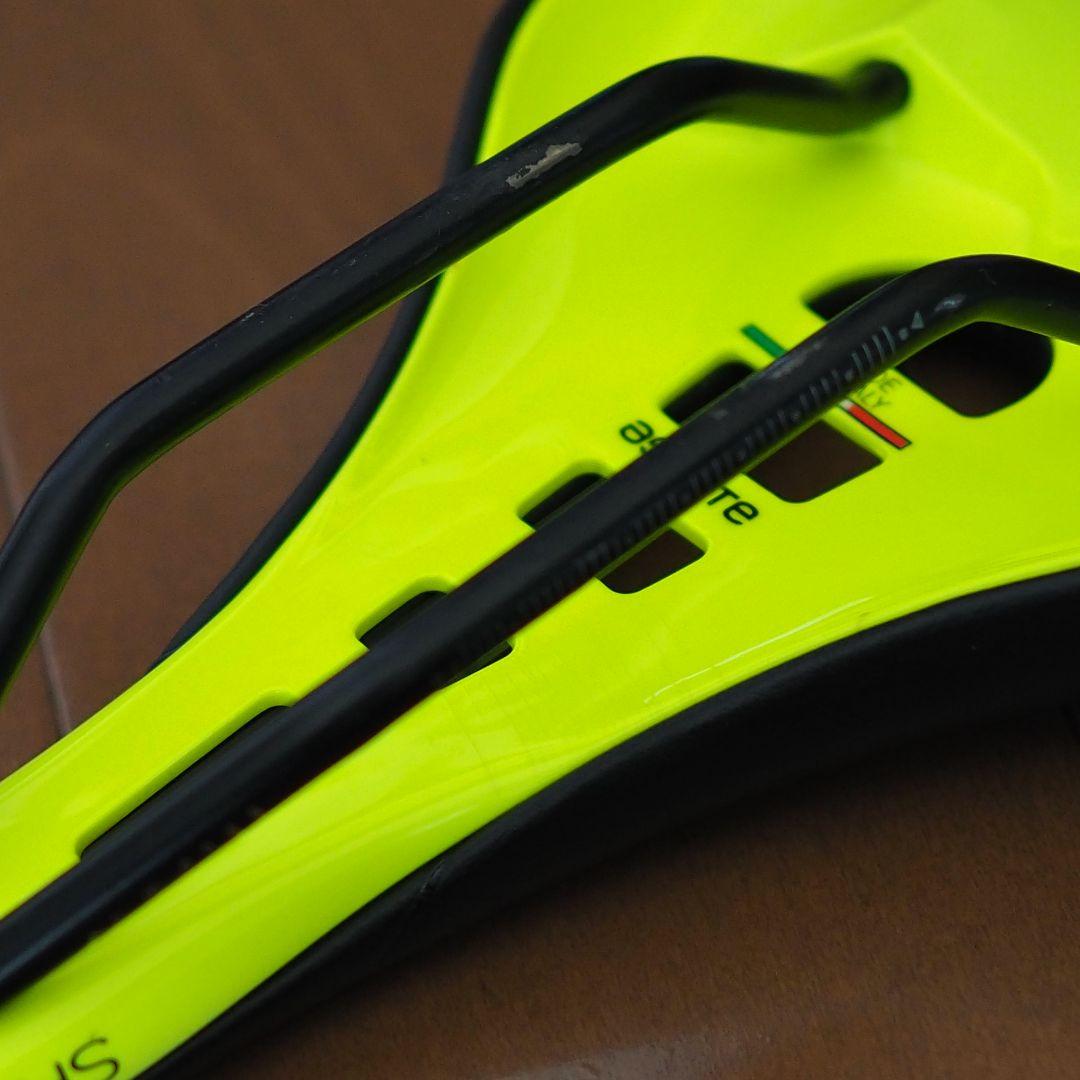 美品 アスチュート 穴あきサドル スカイライン VT