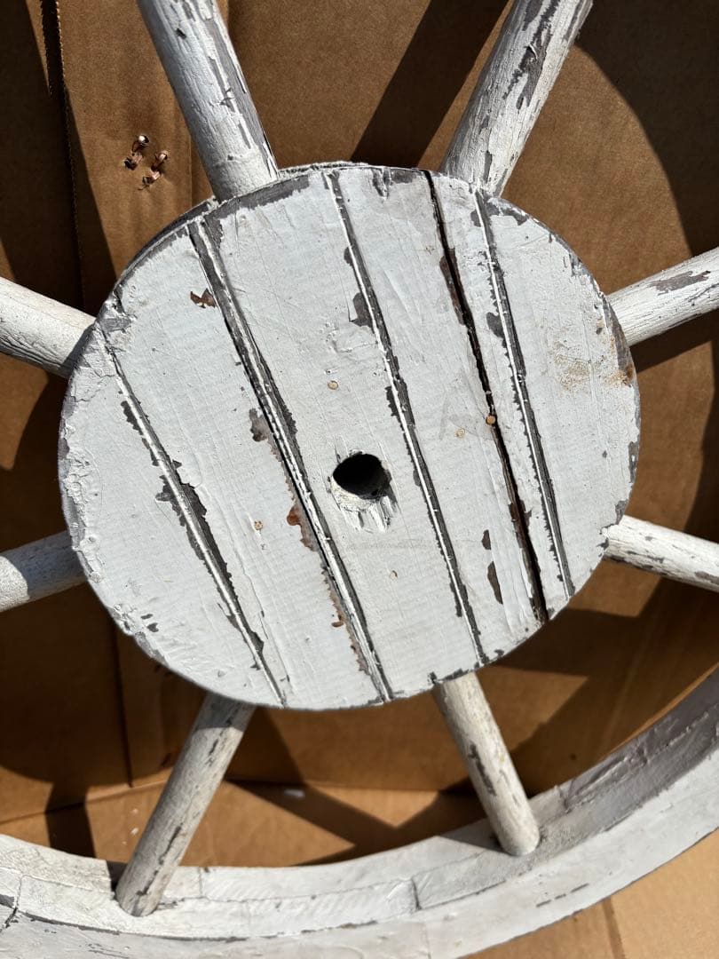 アンティークな白いペンキのはげた（ガーテン）木製車輪ガーデンオブジェオーナメント