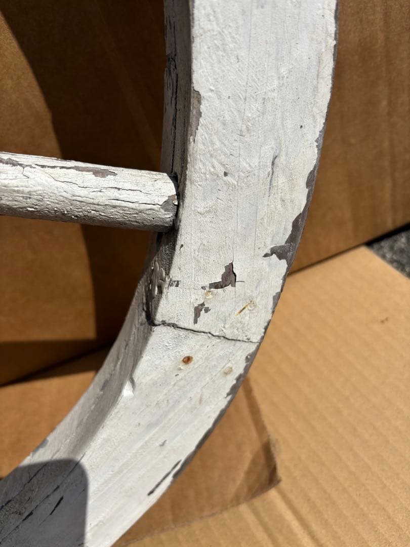 アンティークな白いペンキのはげた（ガーテン）木製車輪ガーデンオブジェオーナメント