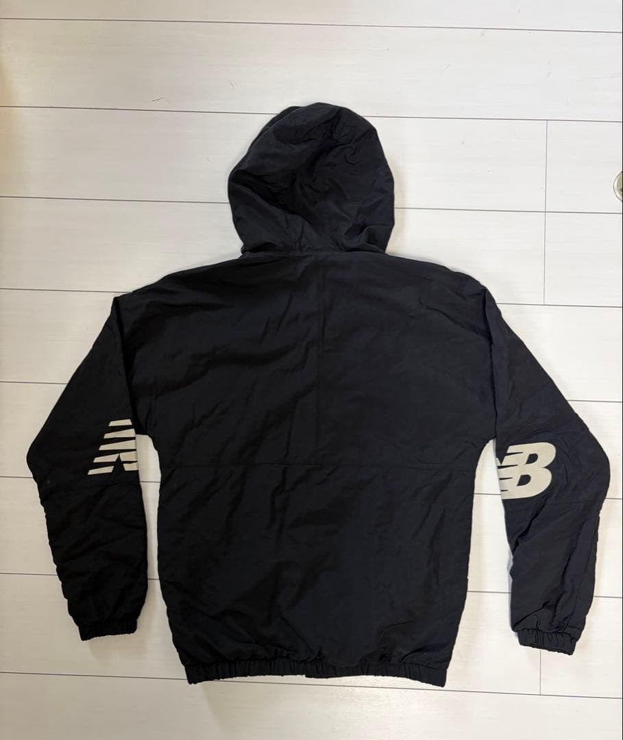 New Balance ウィンドブレーカーとジョガーパンツセット