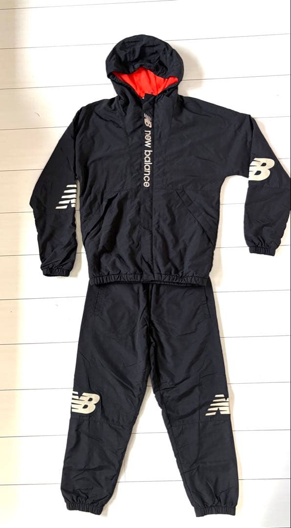 New Balance ウィンドブレーカーとジョガーパンツセット