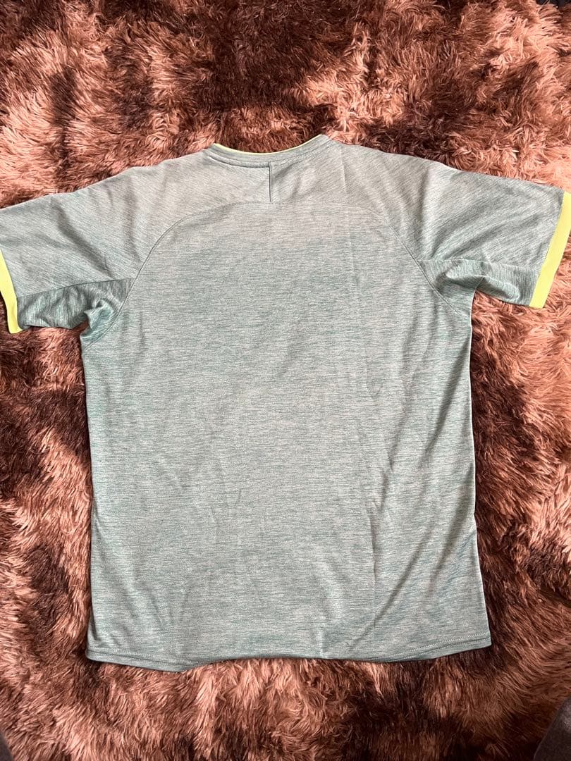 Mizuno 六角形パターン Vネックシャツ