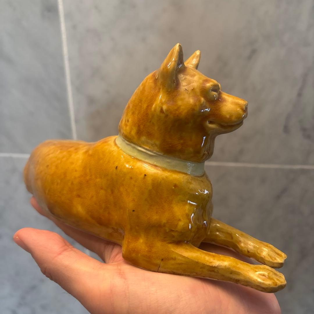 九谷焼　作家さんもの　独特の色彩と平和的で優雅な姿が美しい秋田犬の陶器オブジェ