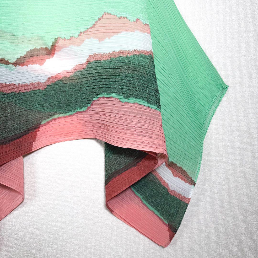 プリーツプリーズ マダムT ポンチョ ケープ　グリーン系　柄