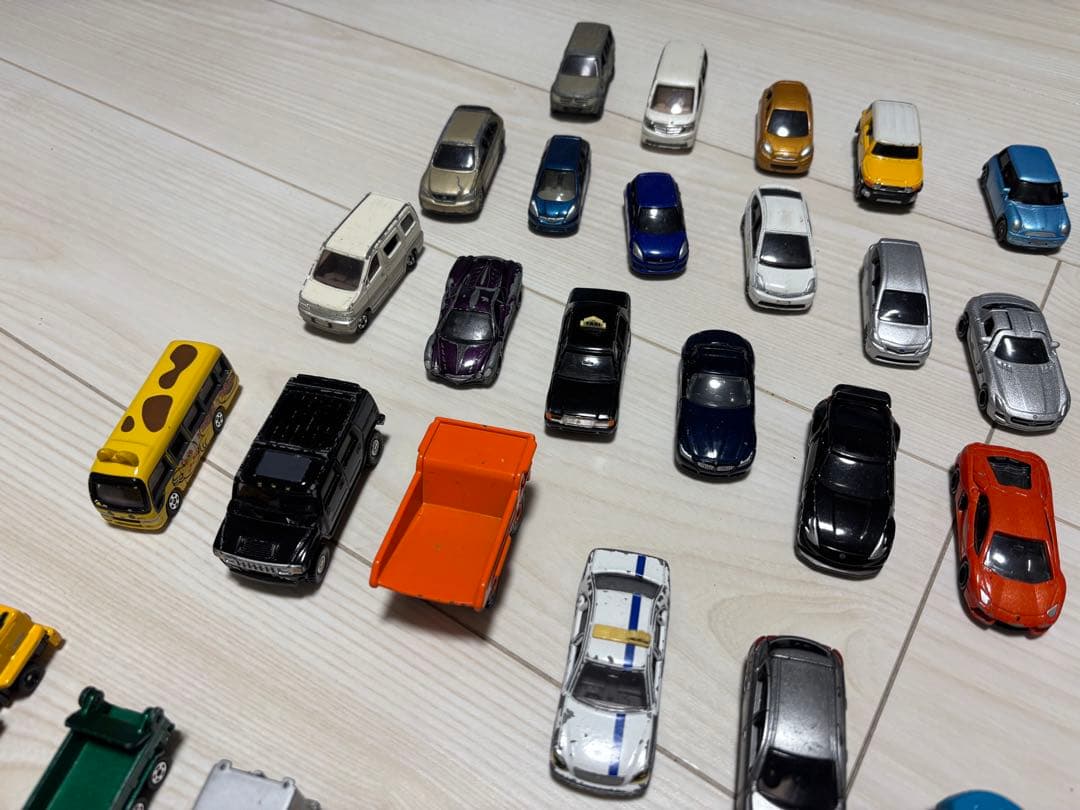 トミカは67台まとめ売り