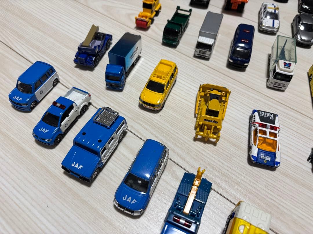 トミカは67台まとめ売り
