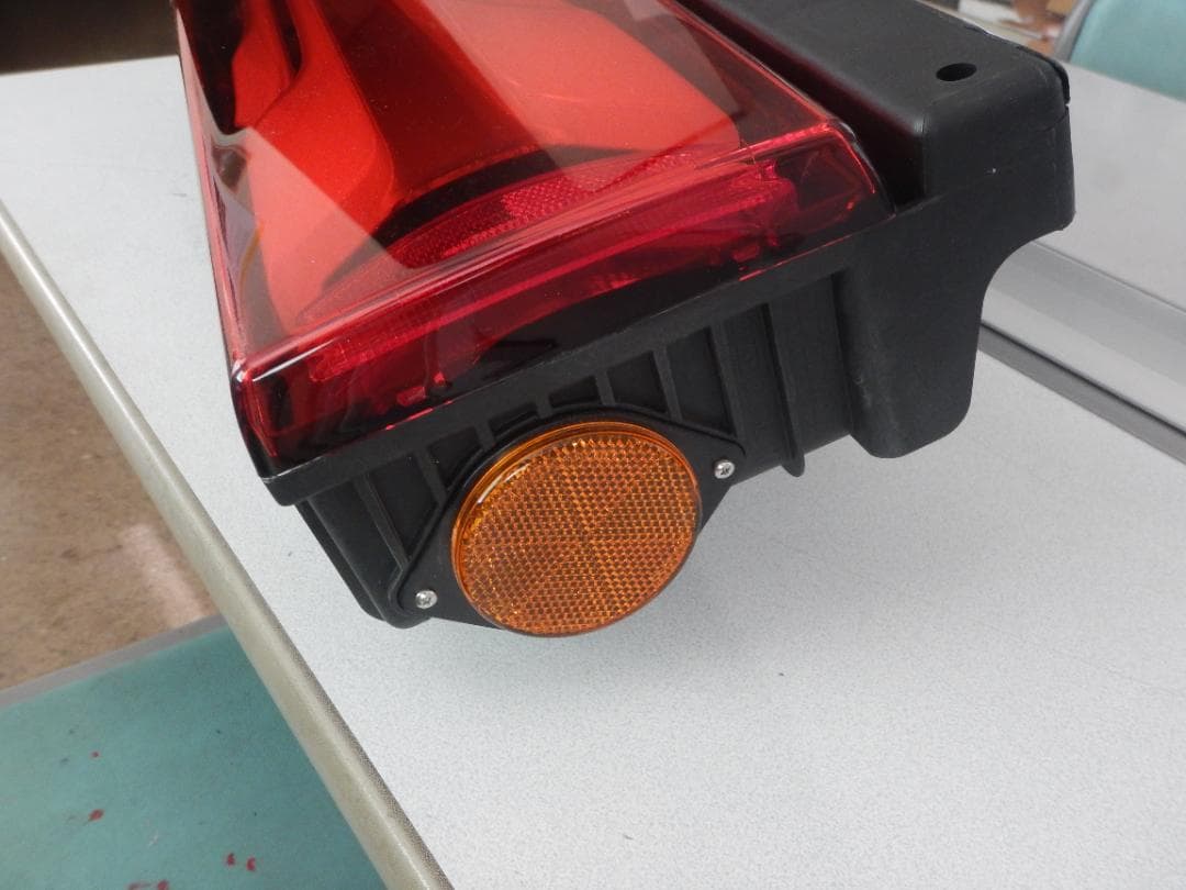 びび’s shop　三菱ふそうスーパーグレート　現行型運転席側のみ　難あり