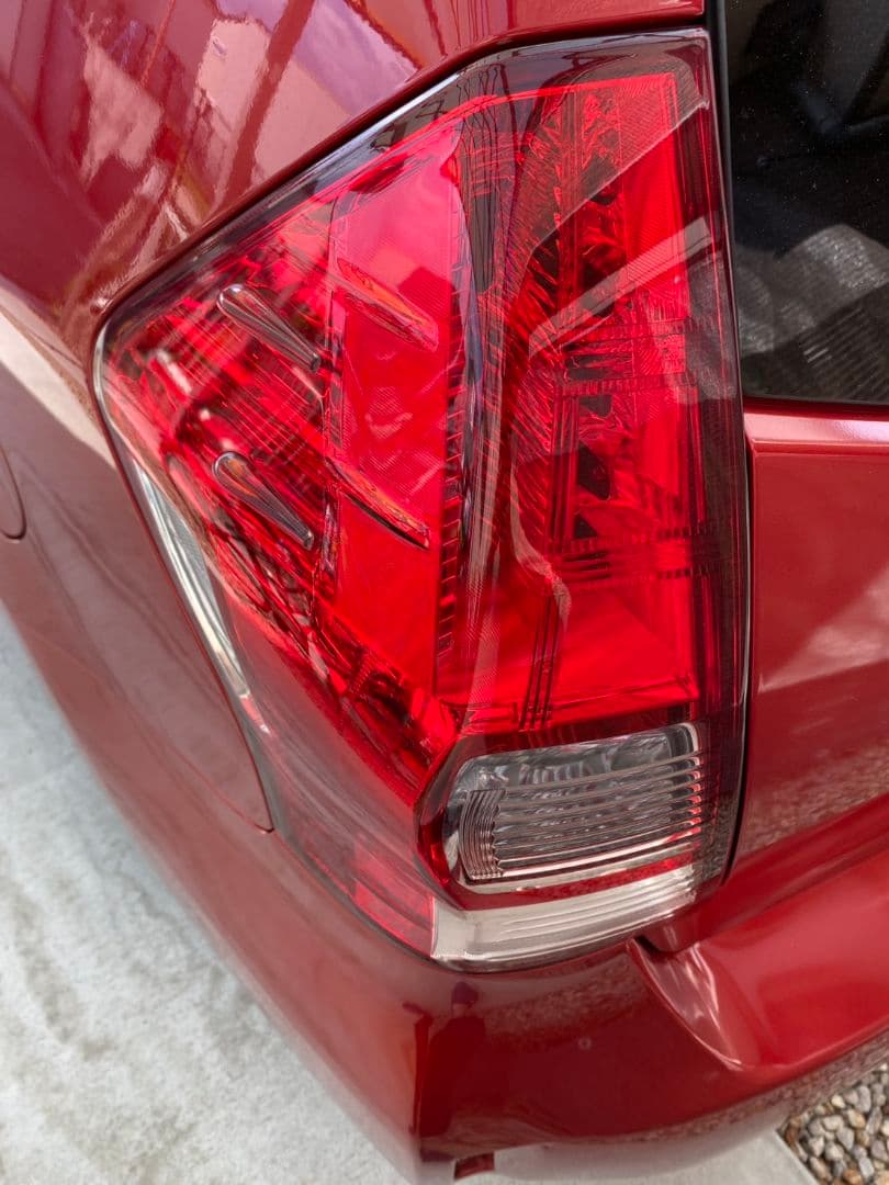 プリウスαテールランプ値下げしました。