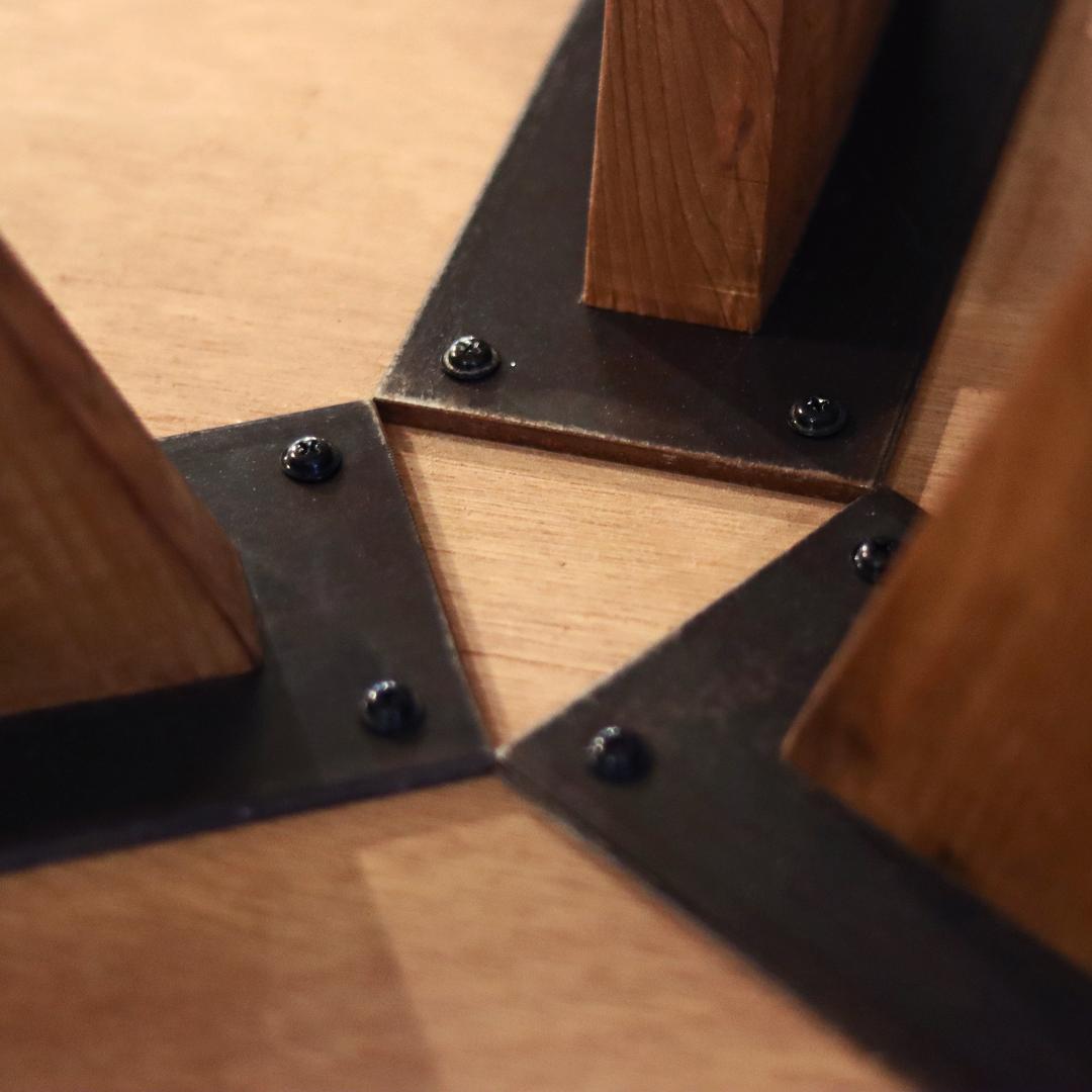 円形｜ラウンドテーブル｜ライトグレー｜薄塗りモルタル｜ダイニングテーブル