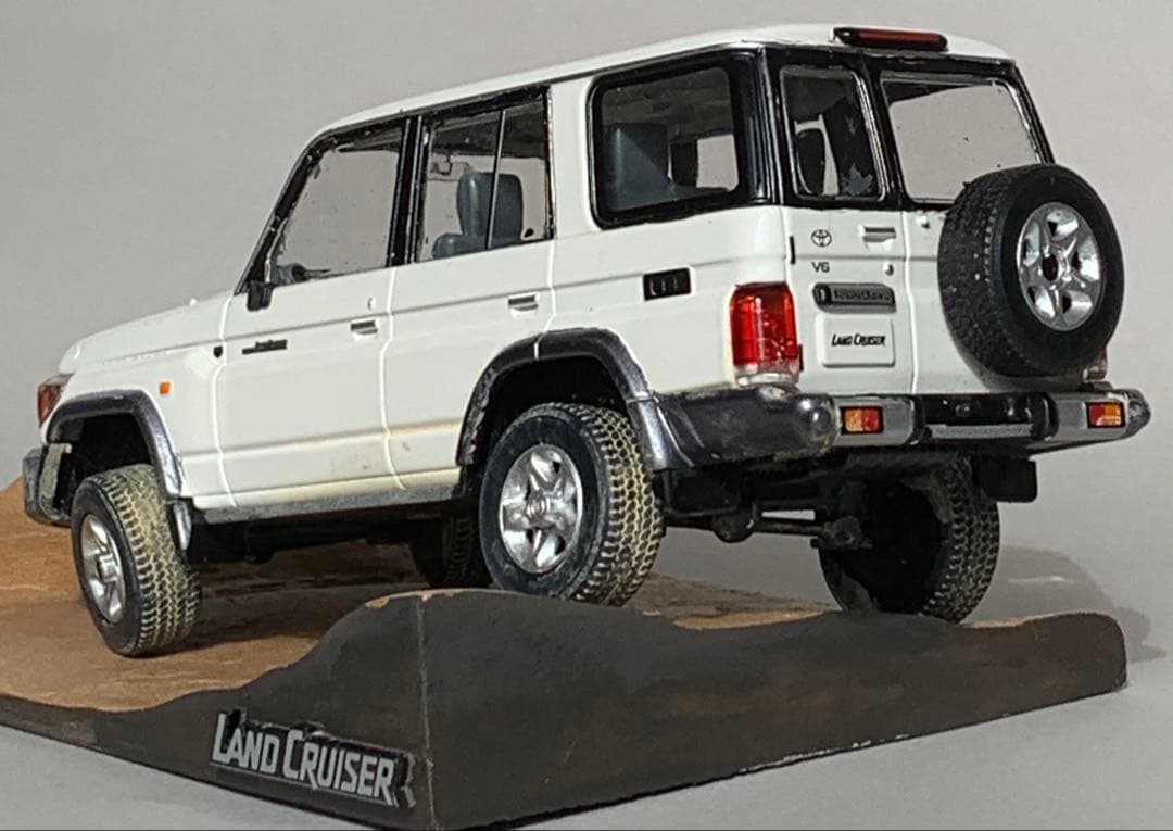 ランドクルーザー 70 カラーサンプル 悪路走破 展示台付きジオラマ 鑑賞品